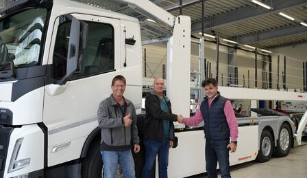 Übergabe der Elektro-Autotransporter an Kunden