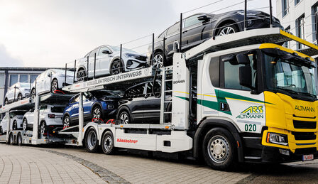 Weltweit erster vollelektrischer Scania P 25 mit einem Kässbohrer Aufbau und Anhänger